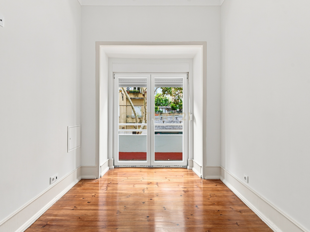 Exclusivo na Penha de França | T3 Totalmente Remodelado com Elevador, Cozinha Equipada e Logradouro Privativo de 41 m² - Image 8