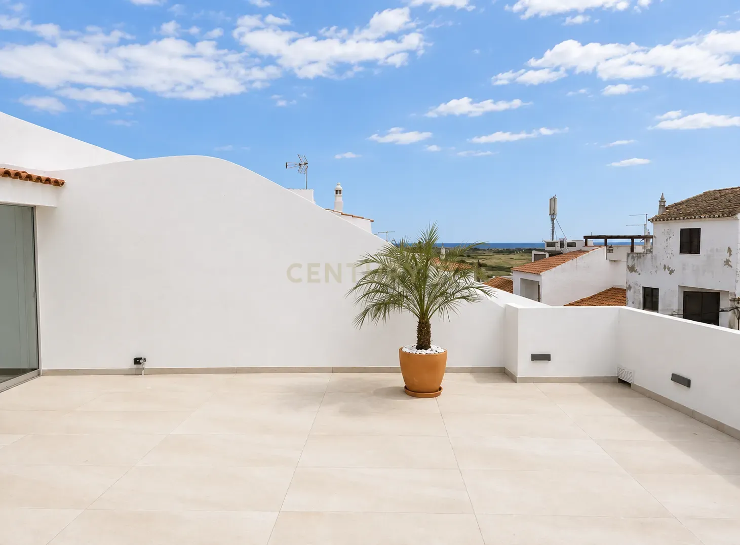 Fotografia 11 de Moradia de Luxo Renovada com Piscina, Vista Mar e estúdio para Rentabilização – Pêra, Algarve