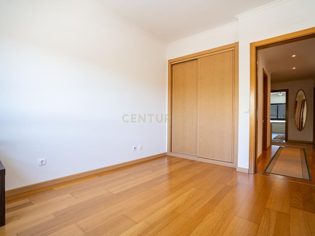 Apartamento T3 Porto Salvo - Image 11
