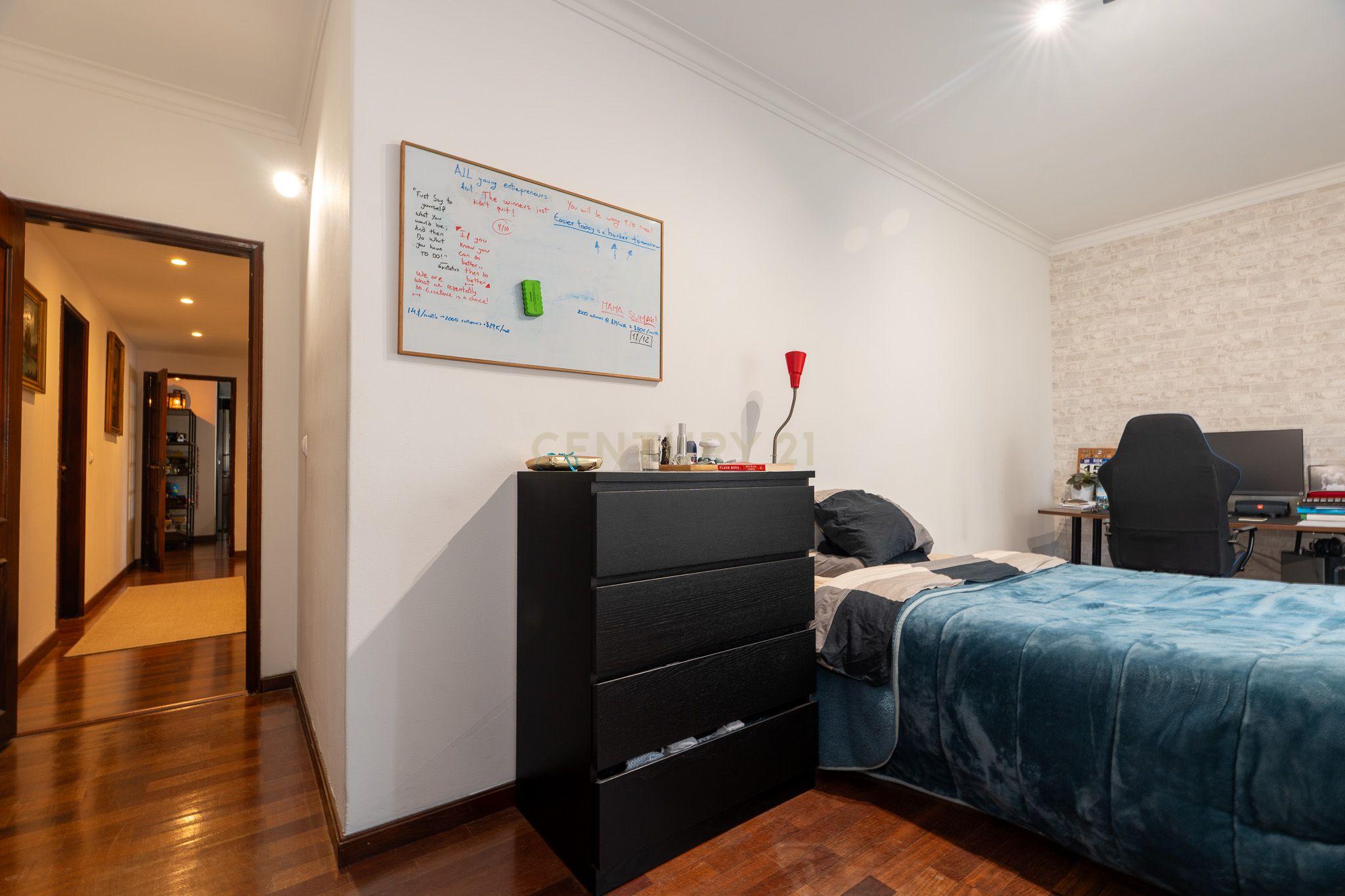 Apartamento T3 com garagem para 2 viaturas Monte Abraão - Image 22
