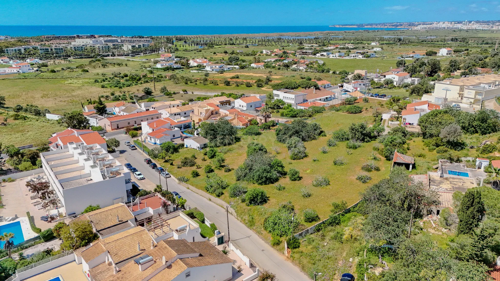 Terreno com Projeto para Construção de 9 Moradias – Vale de Parra, Albufeira - Image 1