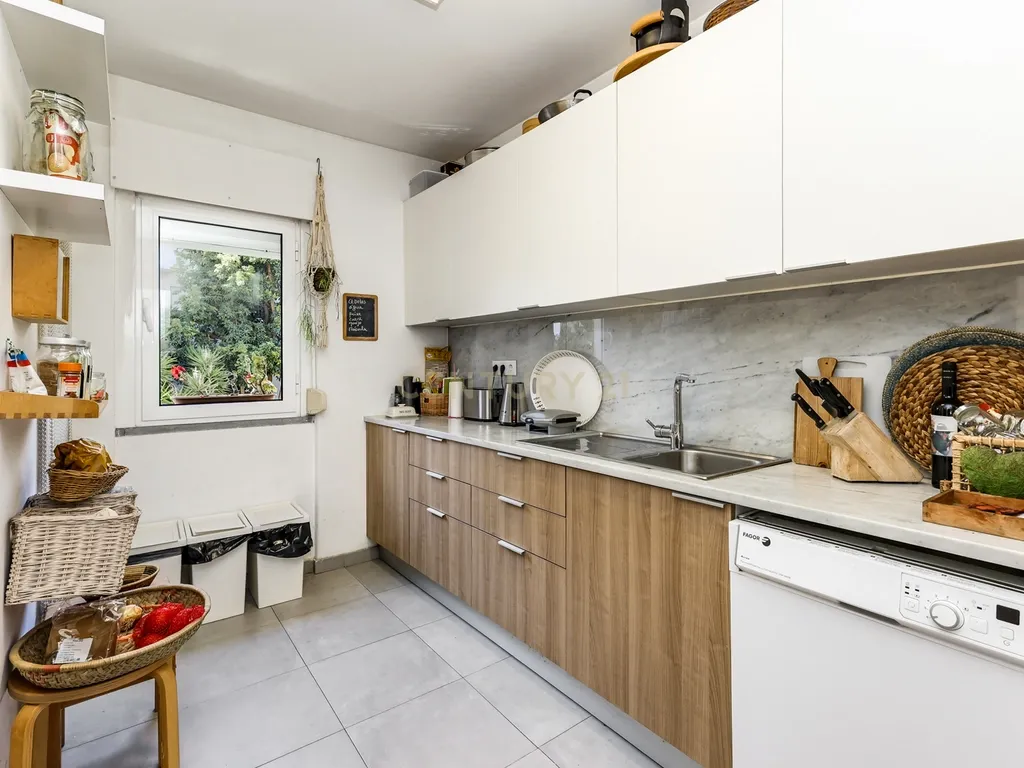 T5 Alfragide com Varanda - Image 6