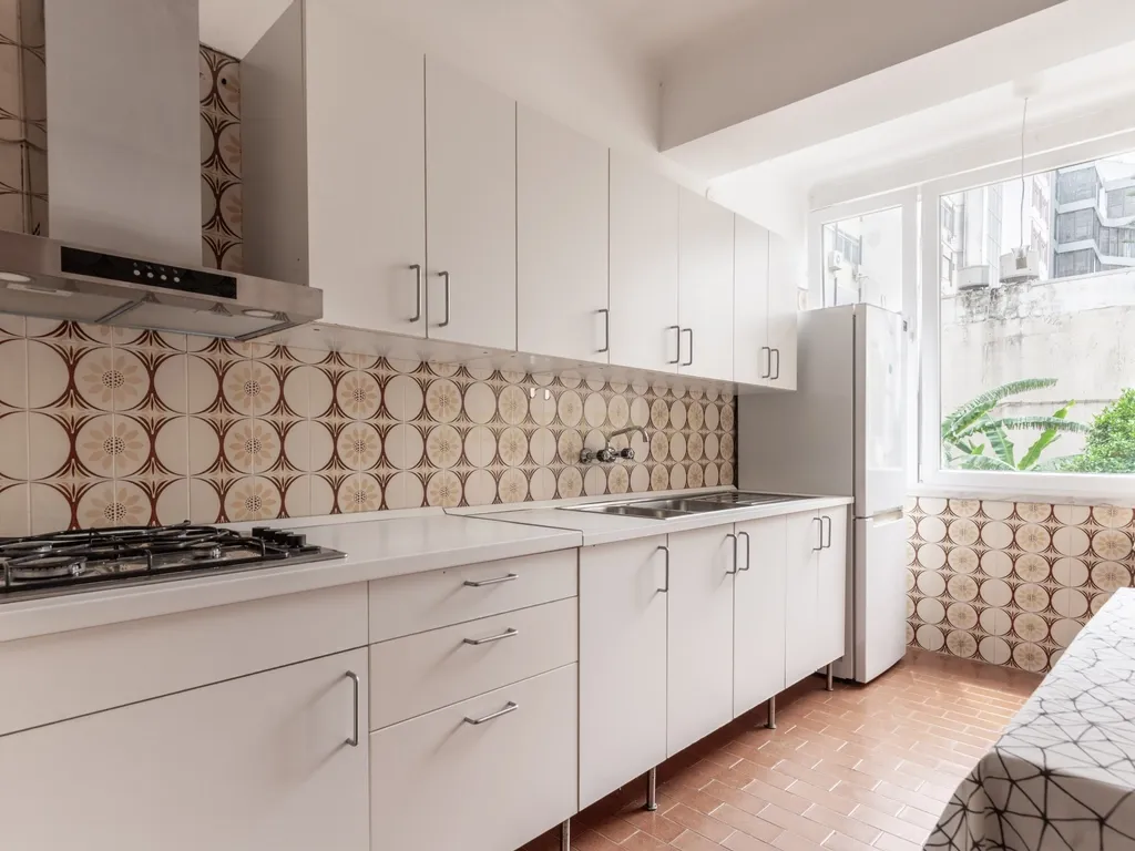 Apartamento T3 com elevador e garagem na Rua Luciano Cordeiro, em Lisboa - Image 12