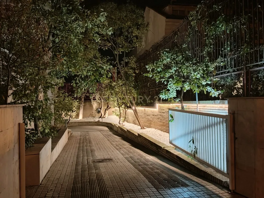 EXCLUSIVO APARTAMENTO EM URBANIZAÇÃO COM JARDIM E PISCINA - Image 2