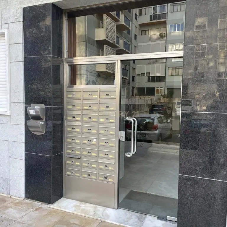 Apartamento Renovado com Vista Rio em Lisboa - Image 3