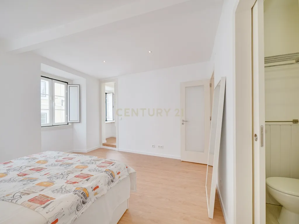 Apartamento T2 Triplex* em Santos-o-Velho – Janelas Verdes | Estrela - Image 21