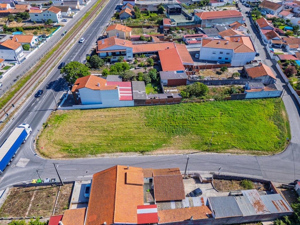Terreno com 2.117 m² e elevado potencial construtivo. Antigo projeto aprovado para prédio de apartamentos e índice de construção 1. Uma excelente oportunidade para promotores imobiliários. - Image 17