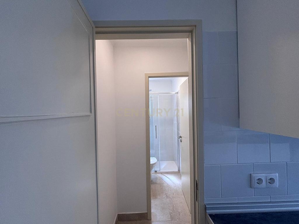 T3+1 Remodelado totalmente com excelentes áreas na carismática e tradicional zona da Estrela - Image 18