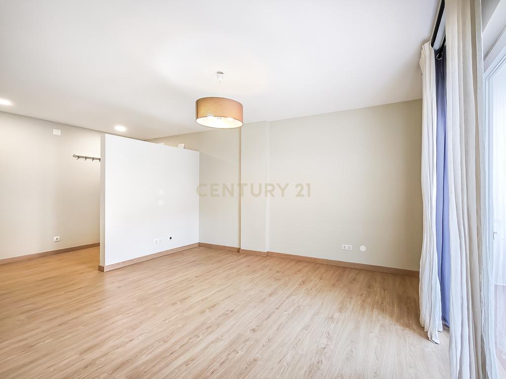 Apartamento Renovado em Cascais com 3 Quartos e Varanda - Image 6