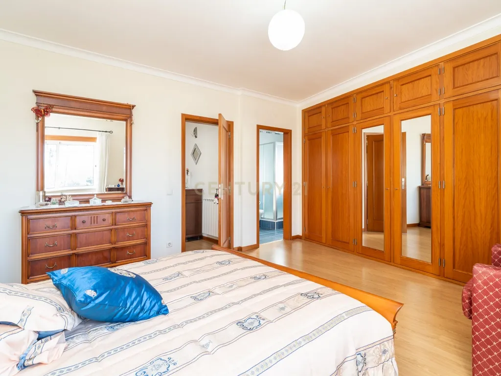 Moradia T4 com sótão versátil e excelentes acessos – uma oportunidade única - Image 8