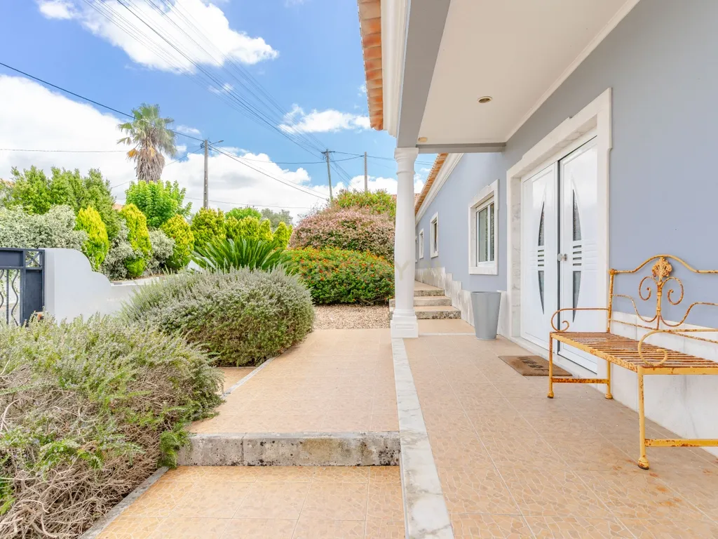 Moradia T4 com Piscina | 426 m² de Construção e Lote de 1.000 m² | Arruda dos Vinhos - Image 37