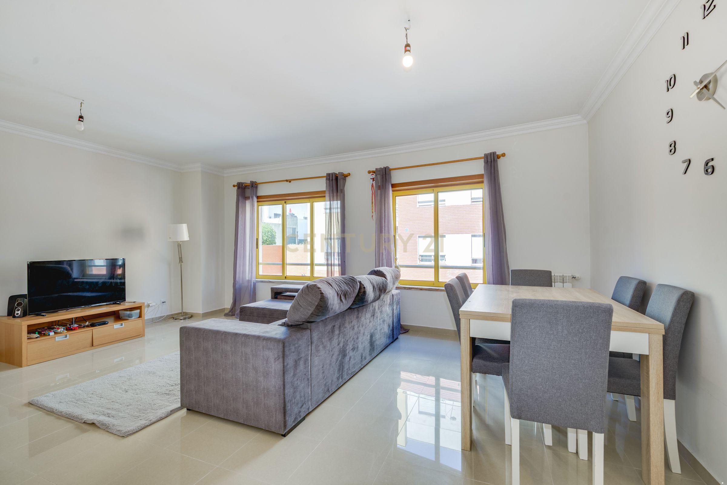Fotografia 9 de Apartamento T2 com Varanda em Loures - Oportunidade Única!