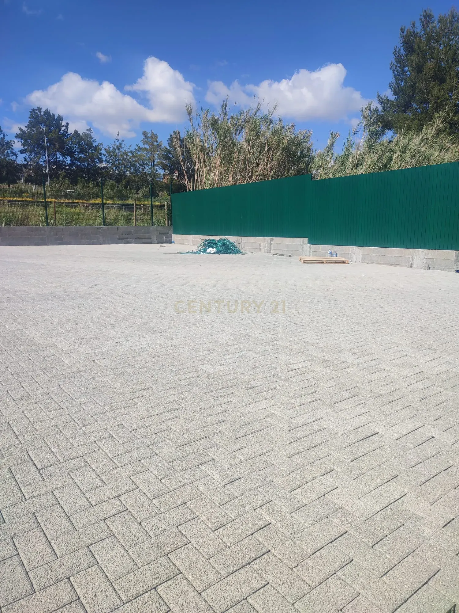 Cedência Espaço de terreno com uma área útil de 700 m² em Almada com visibilidade para a IC20. - Image 16