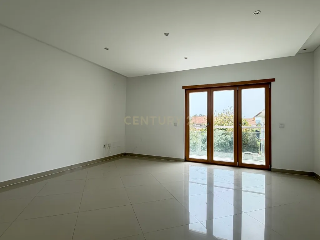 Apartamento T3 com Duas Varandas e Arrecadação, no Pinhal Novo - Image 2