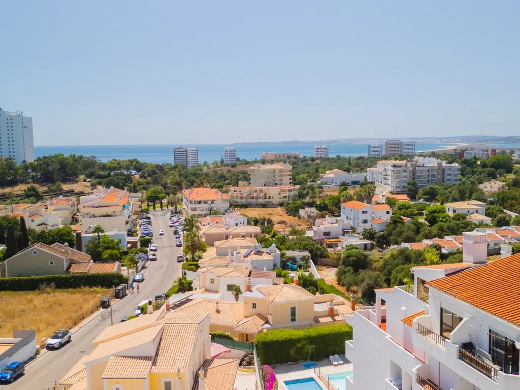 Apartamento renovado com Piscina, Garagem, com varandas, perto da praia em Alvor - Image 2