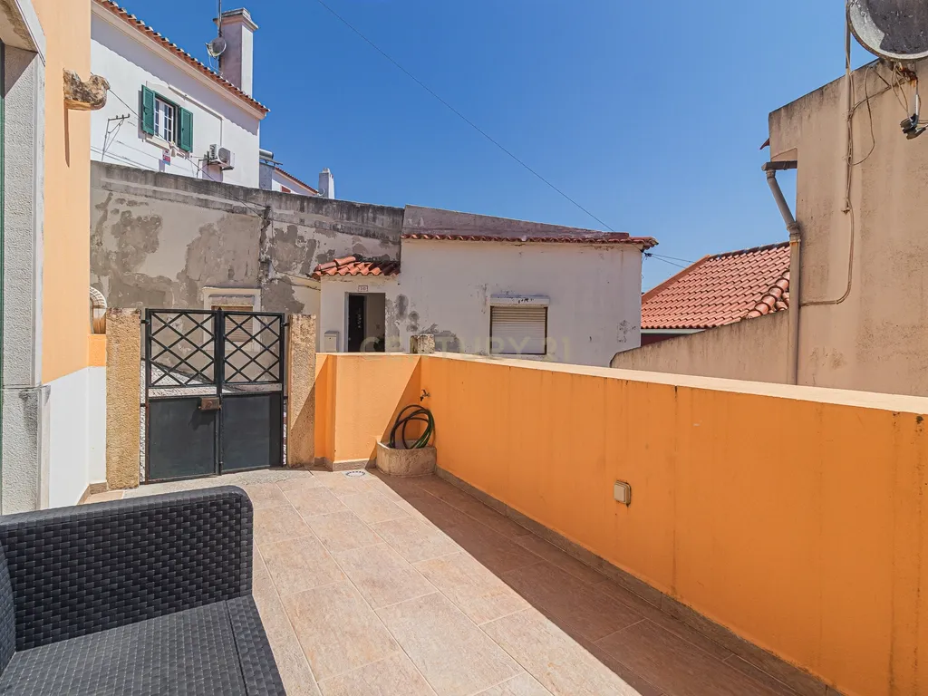 Moradia T2 Renovada em Fanhões – Conforto e Tranquilidade às Portas da Cidade - Image 3
