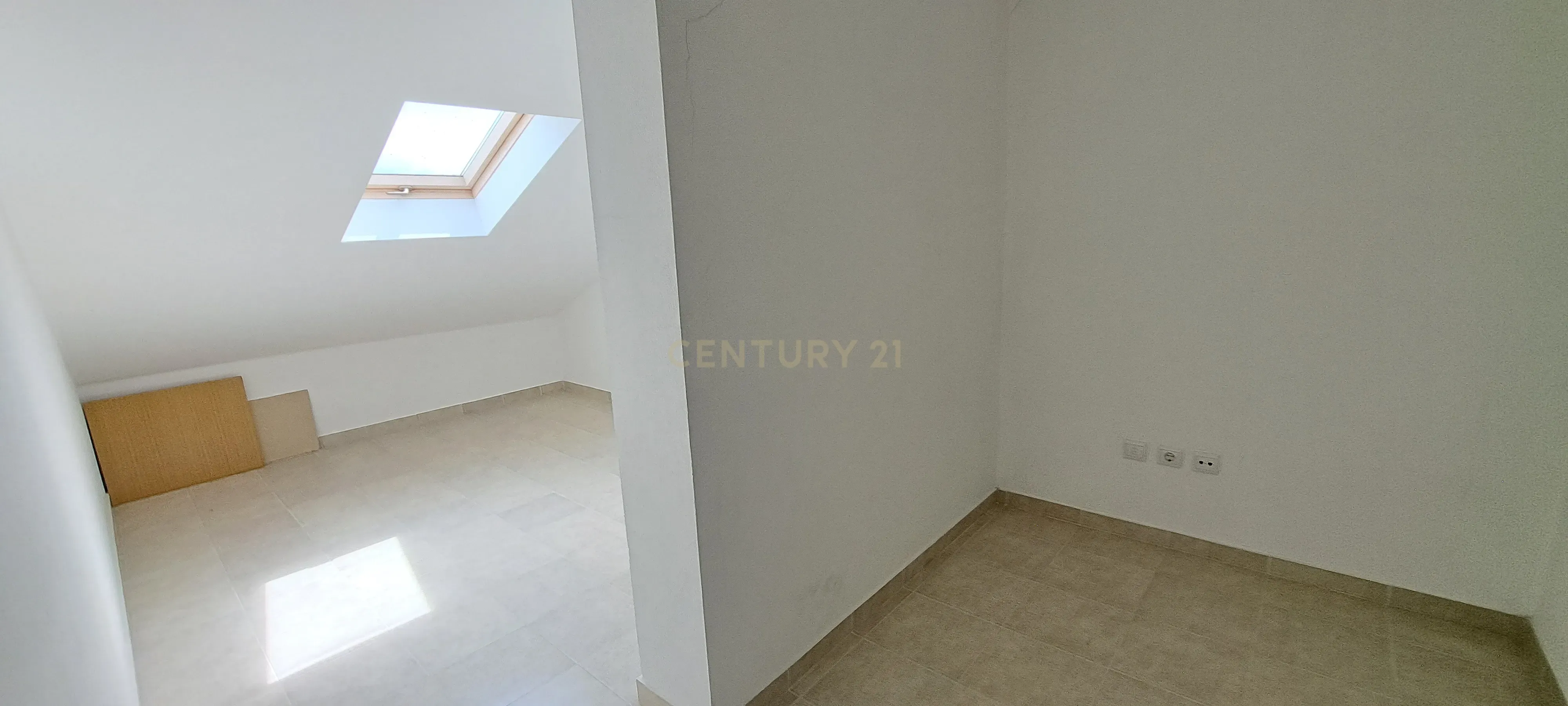 Apartamento T2 com arrecadação e lugar de garagem no Montijo. - Image 16