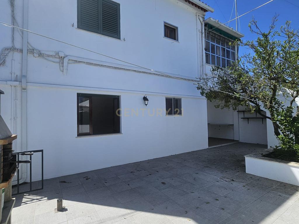Moradia Bifamiliar T4 com Quintal e Garagem no Bairro das Nogueiras, Évora - Image 34