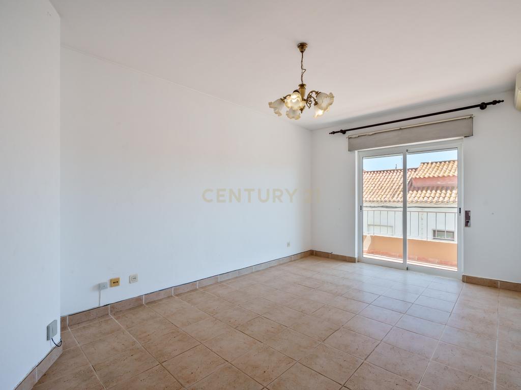 T2 renovado com varanda e terraço no Centro Histórico de Silves - Image 9