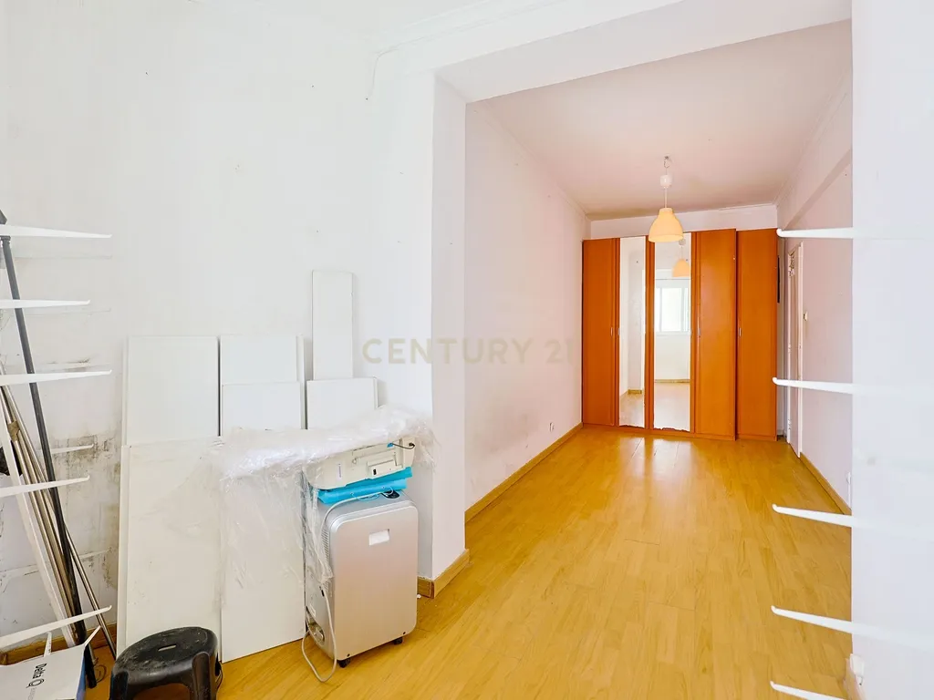 Apartamento T2, com Varanda e Terraço, Centro da Costa de Caparica. - Image 18