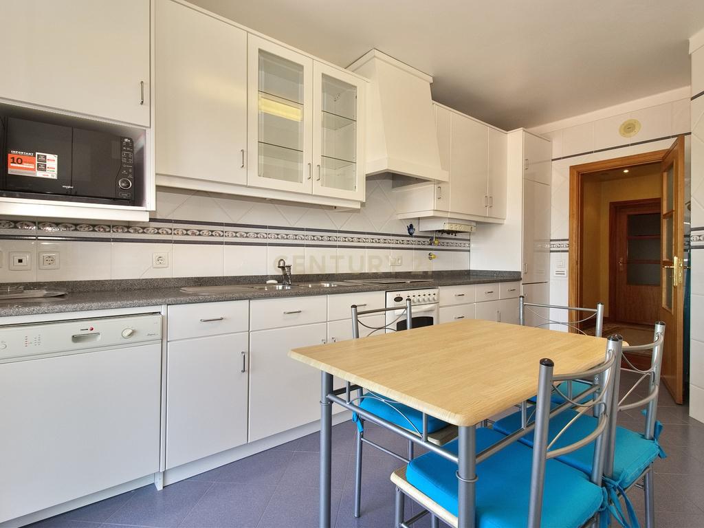 Apartamento T2 Mobilado, com Suíte, Varanda e Elevador em Caparide – São Domingos de Rana - Image 15