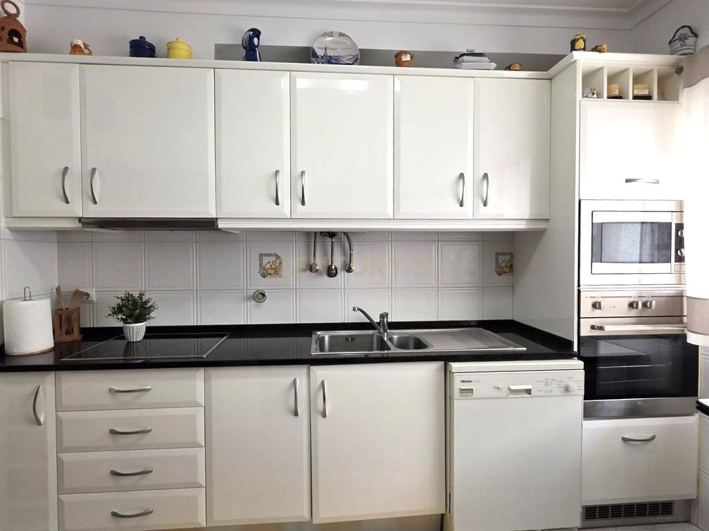  Apartamento T2 em Sesimbra, primeira linha da praia com Terraço Vista Mar - Image 17