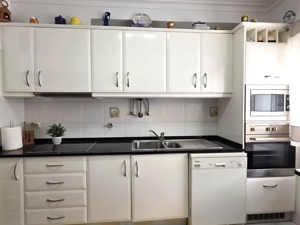 Apartamento T2 em Sesimbra, primeira linha da praia com Terraço Vista Mar - Image 17