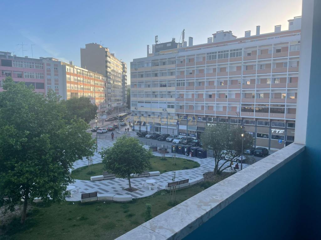 T2 renovado na Praça do Brasil - no centro de Setúbal - Image 25