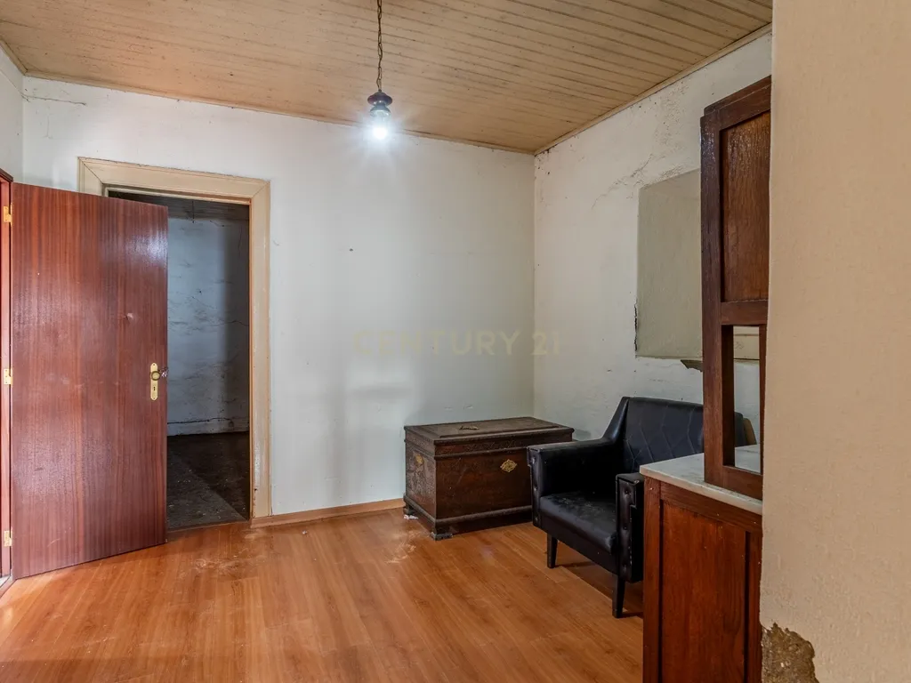 Moradia T4 para Remodelação Total em Vialonga - Image 16