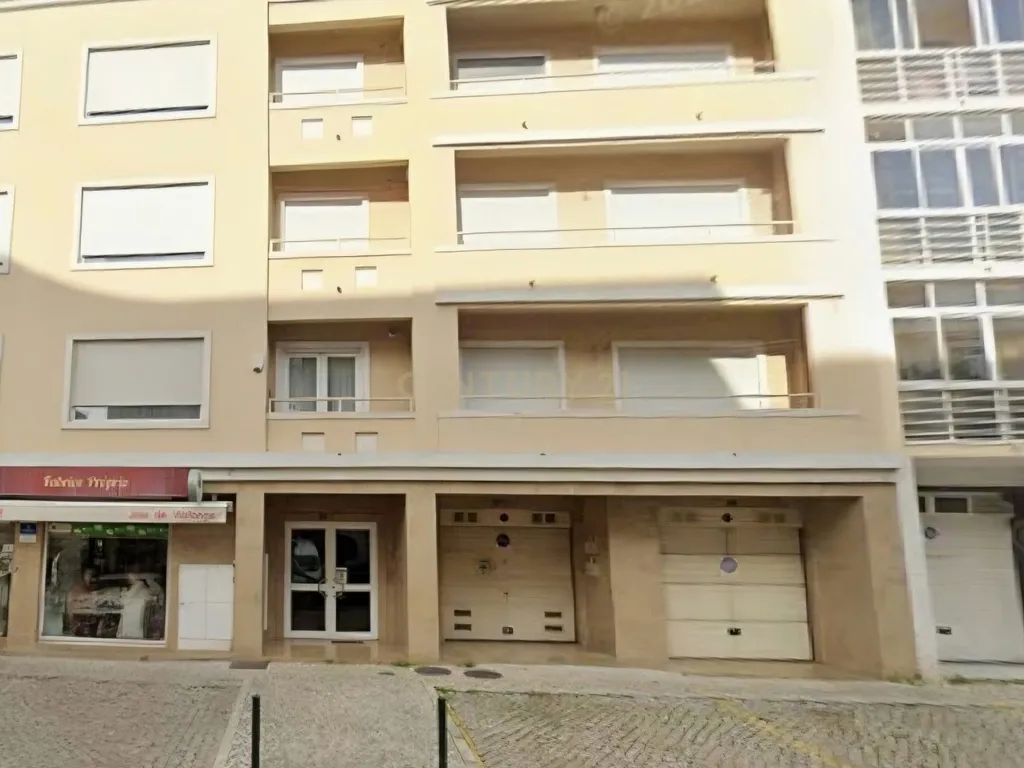 Garagem tipo box - Centro de Vialonga - Image 1