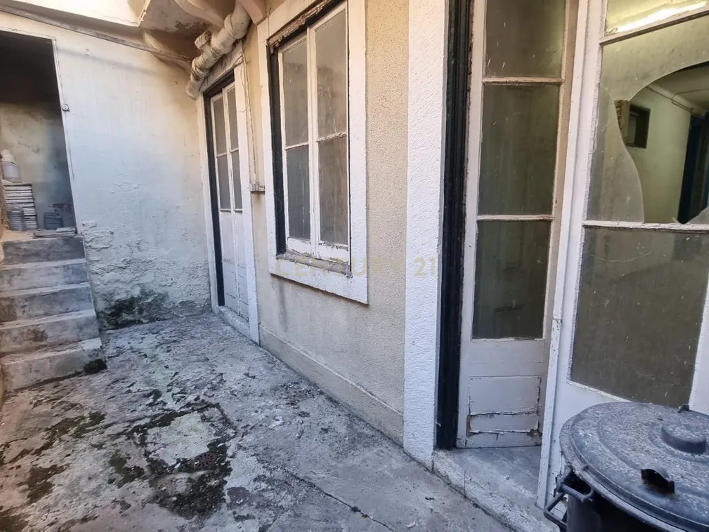 Espaço comercial / Apartamento para transformação e remodelação com logradouro na Rua José Estevão, em Lisboa. - Image 11