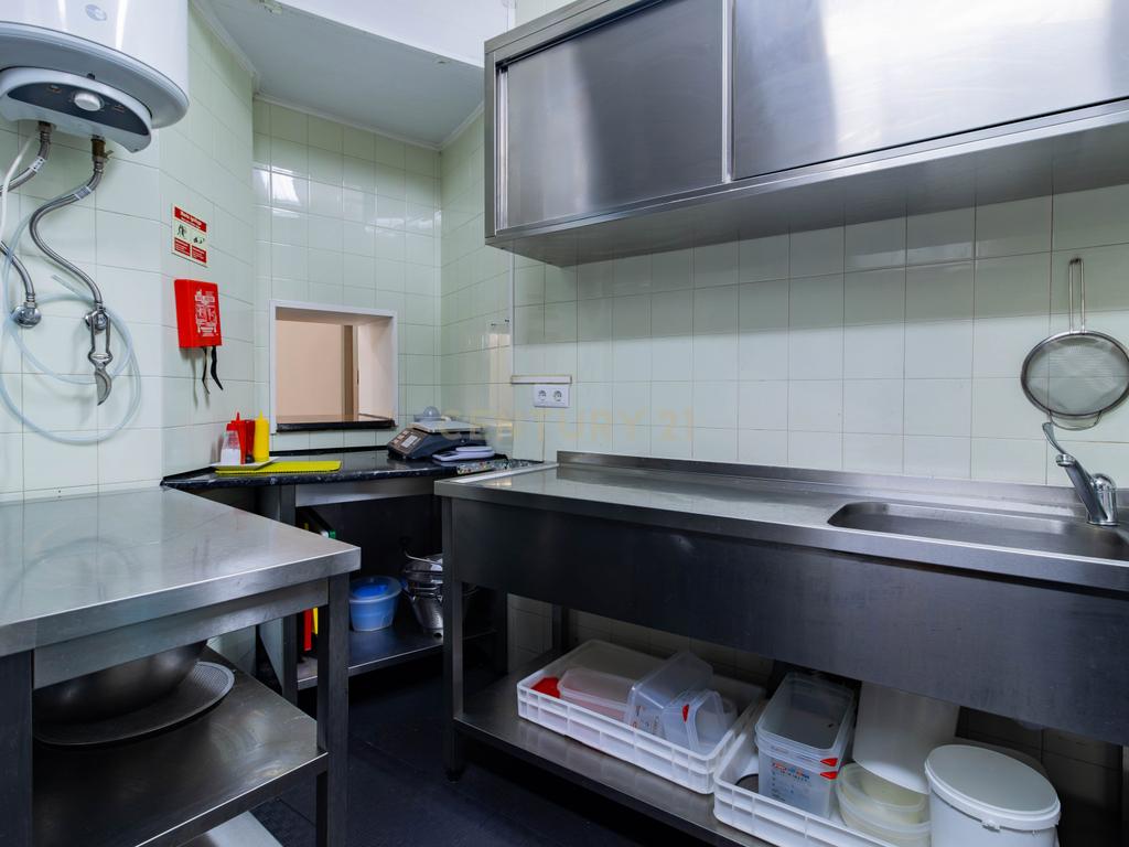 Restaurante totalmente equipado, situado numa localização privilegiada junto ao Parque do Avião, em Leiria - Image 6