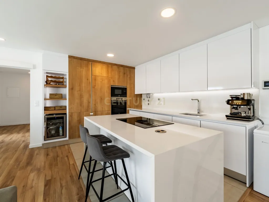 Moradia T4 Contemporânea com piscina, na Aroeira, perto do golf e praias - Image 11