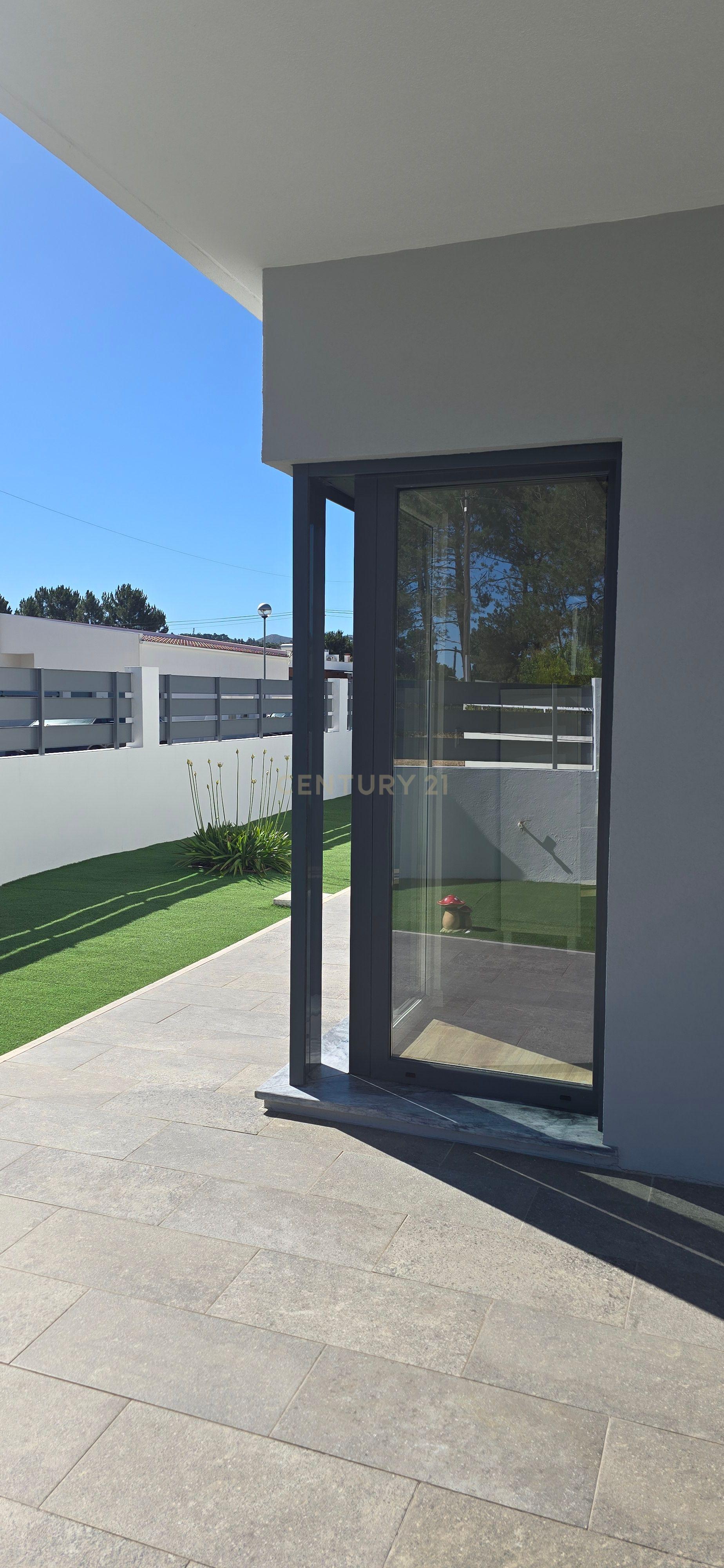 Fotografia 5 de Moderna Moradia T3 em Azeitão, Setúbal com Piscina e Jardim