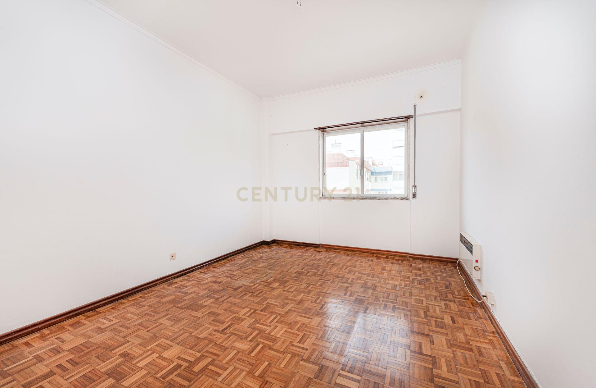 Fotografia 10 de Apartamento T2 em Oeiras com Varanda e Boa Exposição Solar