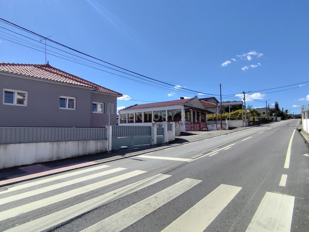Moradia T4 numa Localização Privilegiada em Chaves - Image 2
