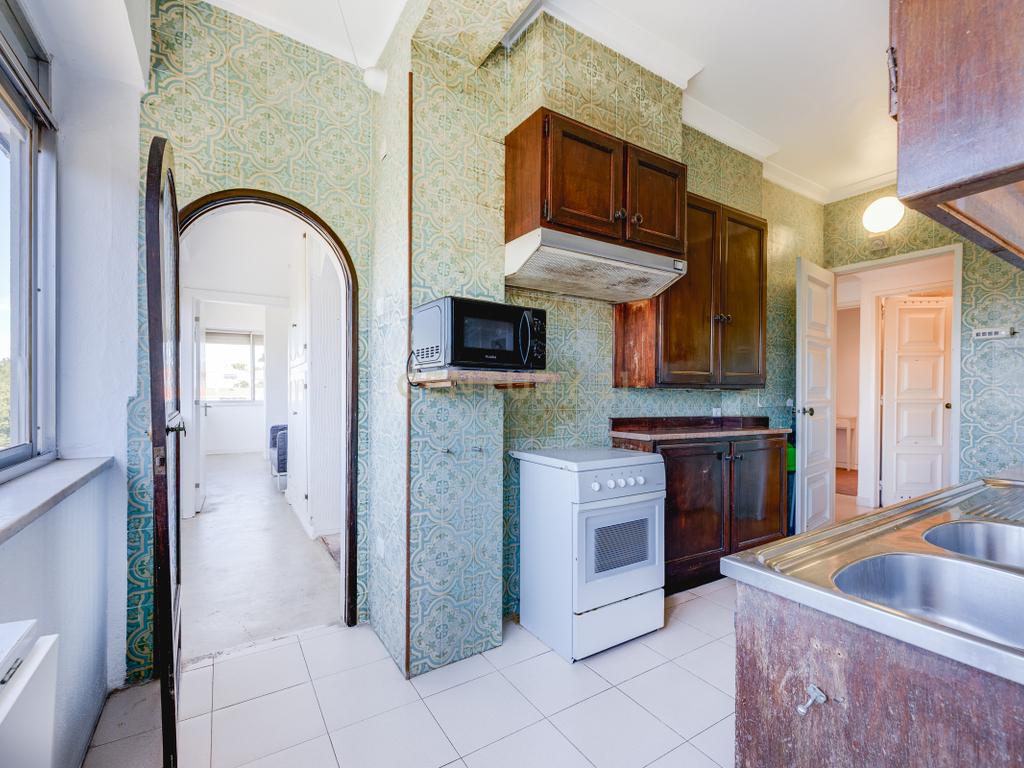  Apartamento T4 para Remodelação no Coração dos Olivais, com Vista Fantástica - Image 4
