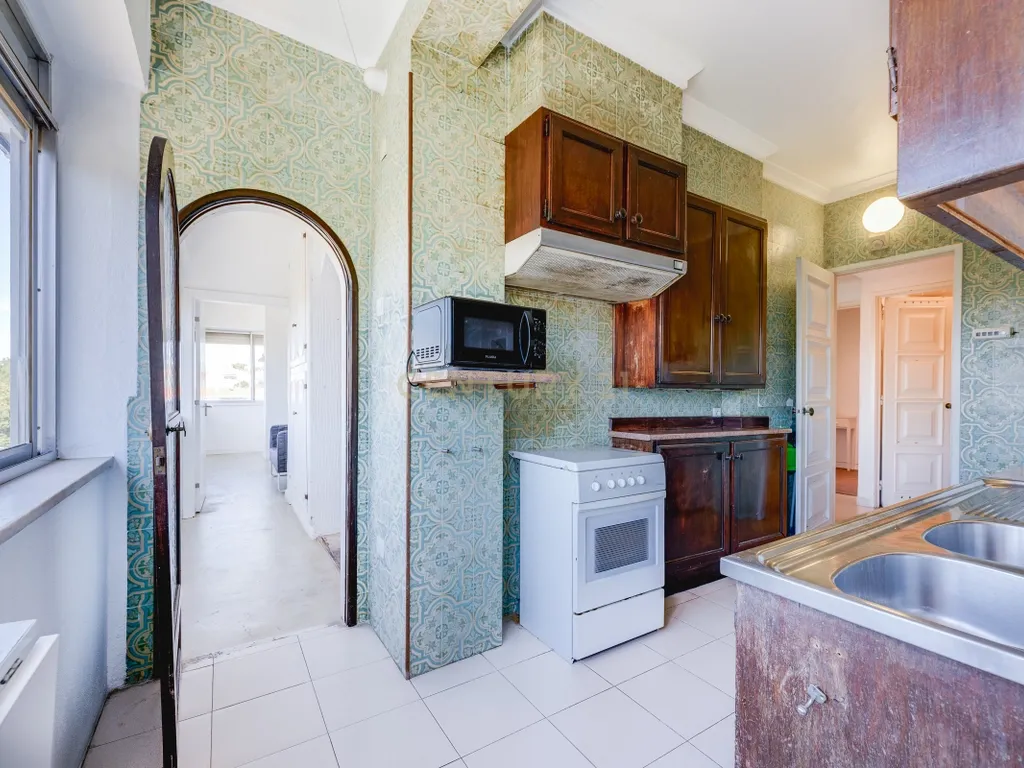 Apartamento T4 para Remodelação no Coração dos Olivais, com Vista Fantástica - Image 4