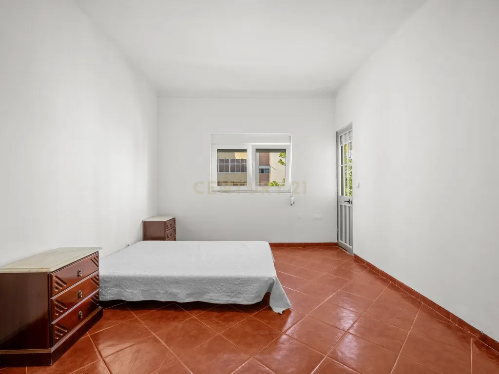 Apartamento T1 central com varanda em Baixa da Banheira - Image 12