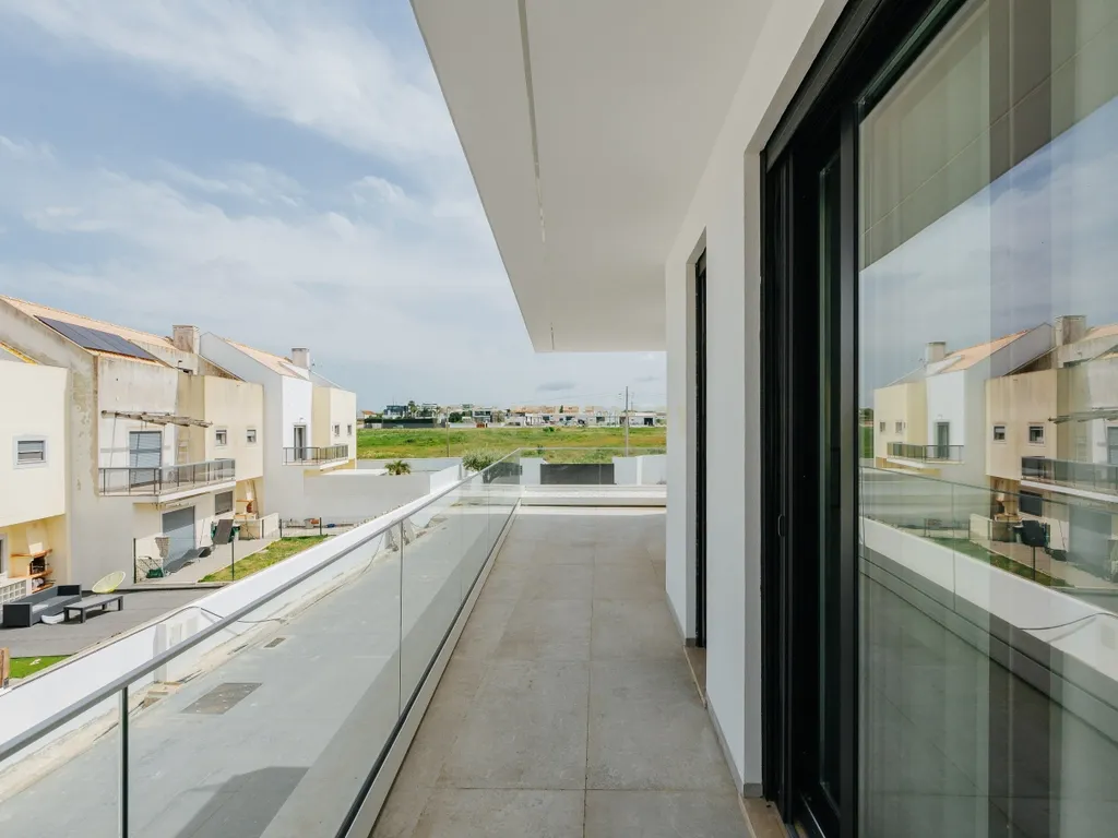 Moradia T4 com piscina e 3 suites | A escolha inteligente para viver com mais espaço a minutos de Lisboa - Image 39