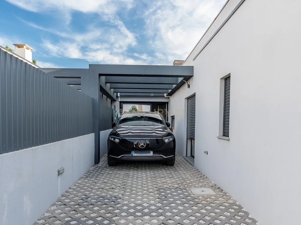 Moradia T3+1 Térrea de gaveto com Piscina, Domótica e Espaço Exterior | Fernão Ferro - Image 16
