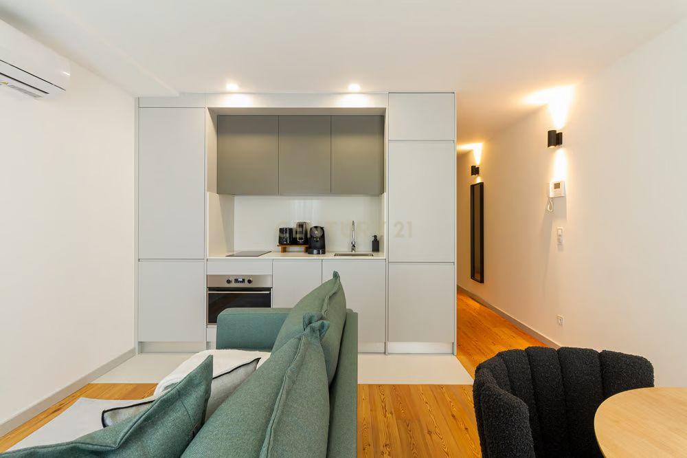 Apartamento T1 com Licença AL e Estacionamento – Rua da Vitória, Porto - Image 8
