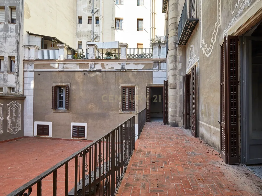 Duplex Espetacular em Barcelona, Cataluña - 463m² de Potencial - Image 11