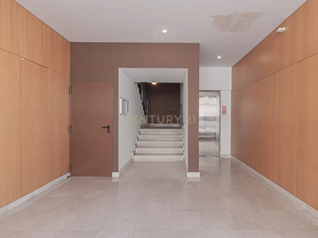 Espaçoso apartamento T3 no Casal Do Marco com Terraço - Image 3