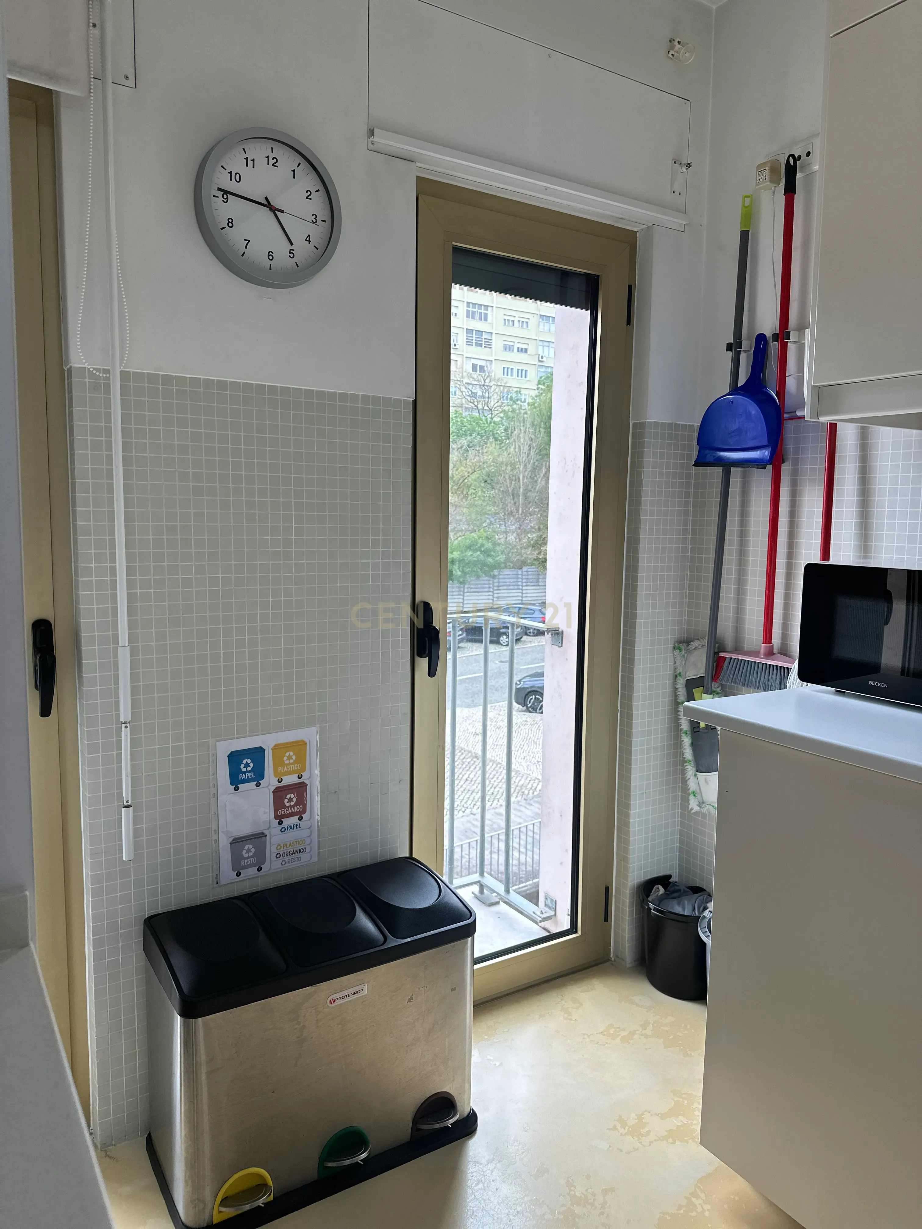 Apartamento T2 com 118m2 para venda nas Avenidas Novas com uma excelente localização proximo da estação de Entrecampos e da Cidade Universitária. - Image 4