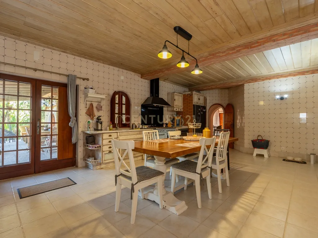 Fabulosa Quinta com lote de terreno de 22.381 m2, onde se encontra inserida uma moradia composta por dois pisos, com uma área bruta de 623 m2, uma área útil de 304 m2 e uma área bruta dependente de 319 m2, localizada em Santo Isidro de Pegões, na zona de Pegões, a pouca distância das belas praias de Setúbal. - Image 27