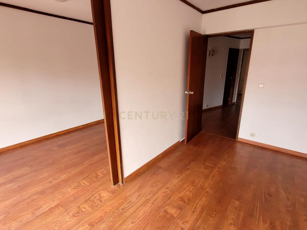 T3 Duplex para Arrendamento no Centro de Telheiras - Image 2