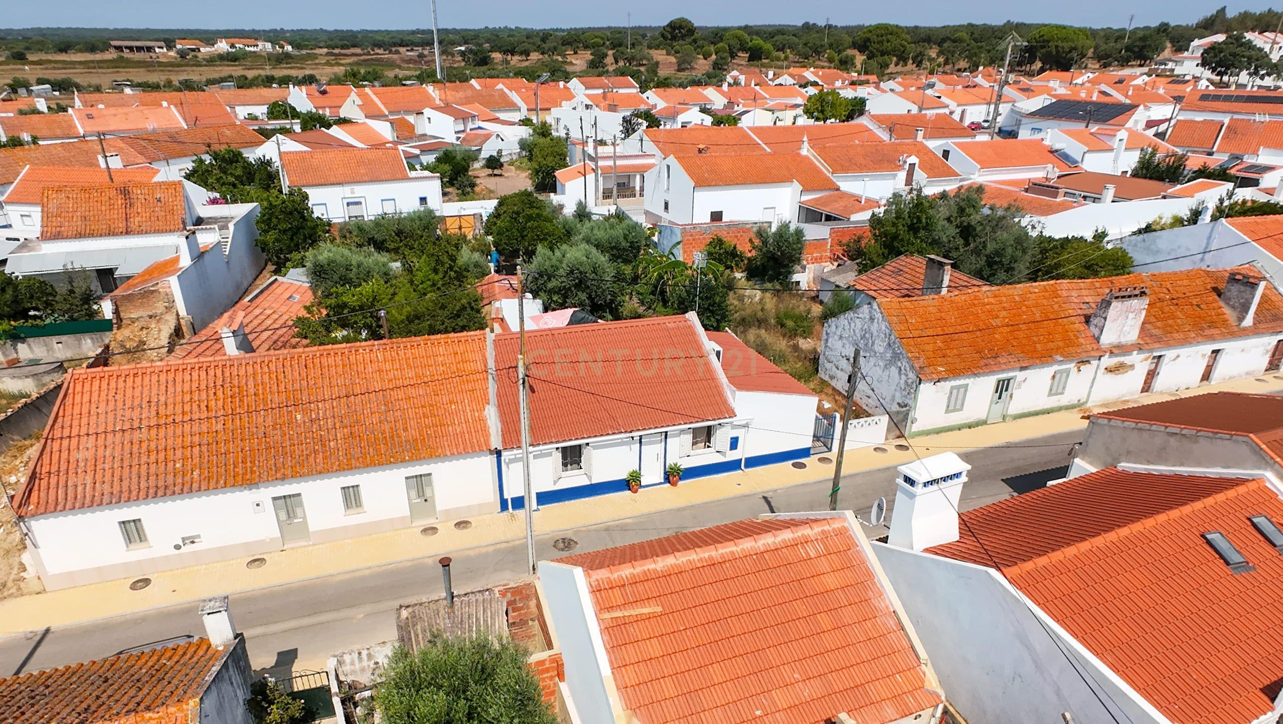 Fotografia 3 de Moradia Térrea T2+1 renovada com poço, anexo e árvores de fruto em Casebres