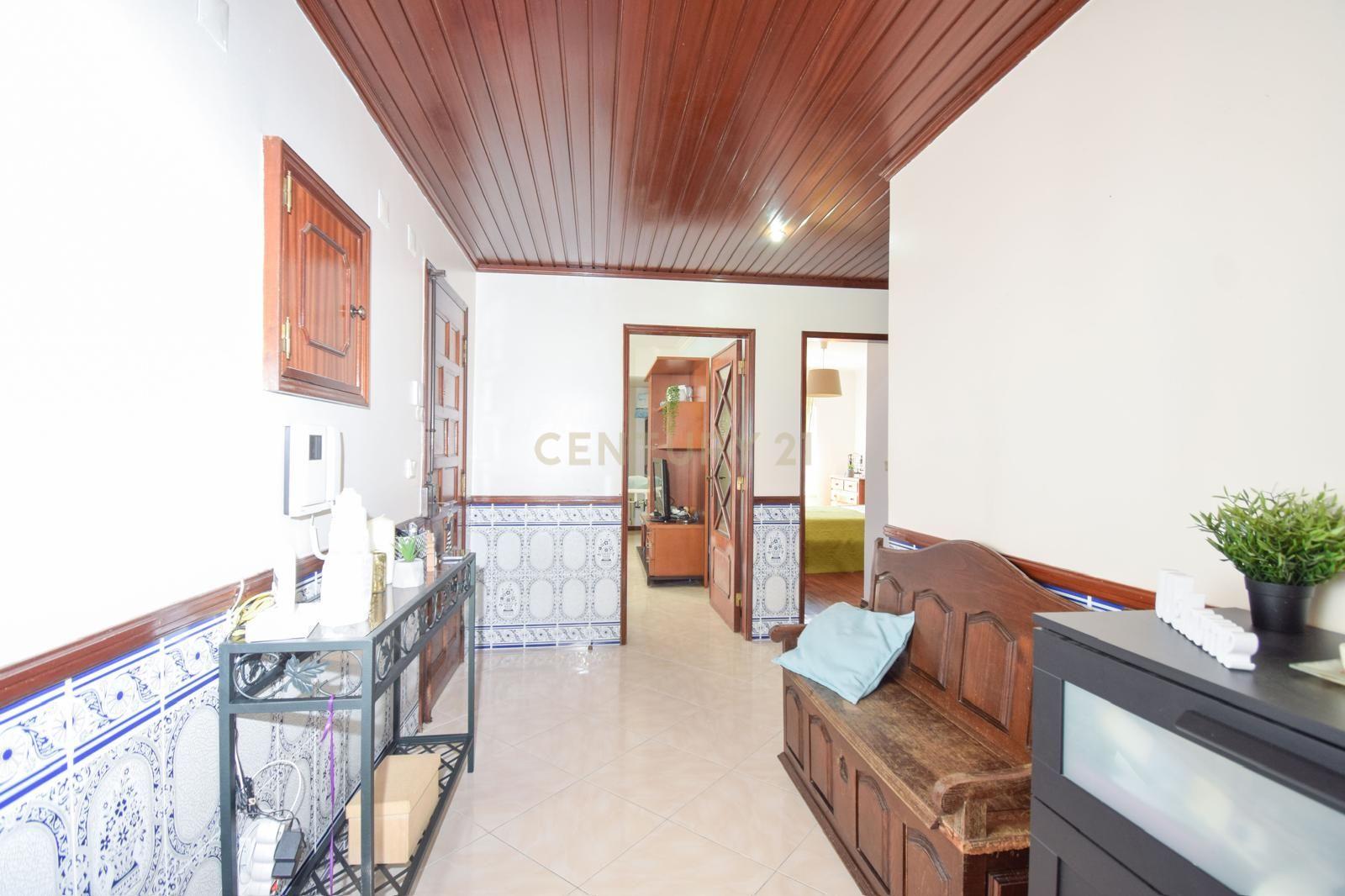 Fotografia 7 de T2 em Carnaxide com Varanda e Garagem Box