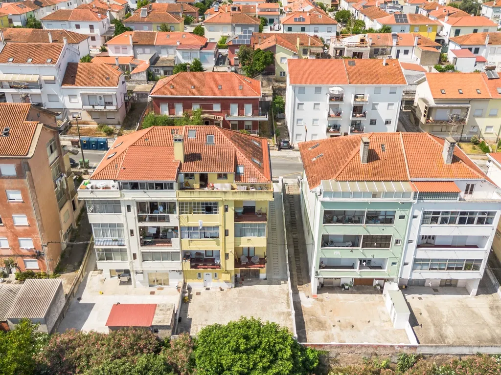 Apartamento T3+1 com logradouro e estacionamento privativos e sótão independente rentabilizado – Bairro Norton de Matos - Coimbra - Image 48